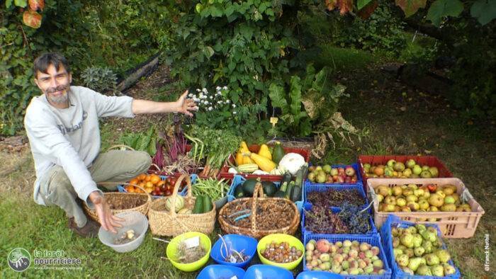 franck nathié récolte de nombreux fruits et légumes dans son jardin forêt de Simplé en Mayenne
